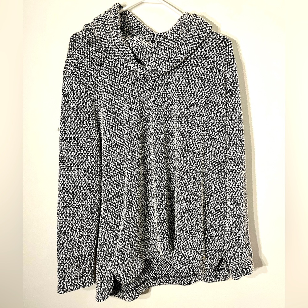 Black and white Calvin Klein women’s pullover sweater cowl neck xl like new